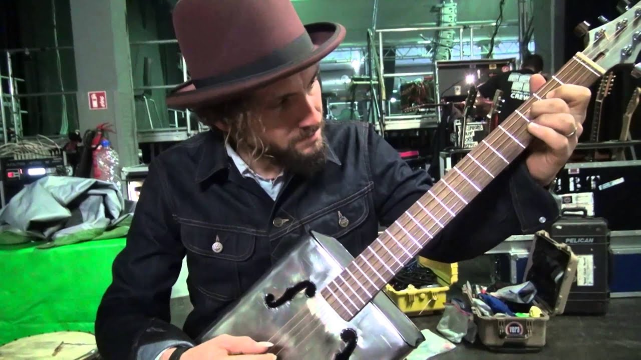 John Butler on a handmade oil-can guitar - Do.Se Instruments