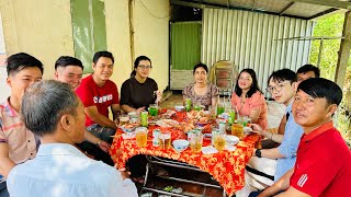 Download Lagu Đại Gia Đình Đi Chúc Tết Nhà Anh Sui/Hồng Y-LGDT  MP3