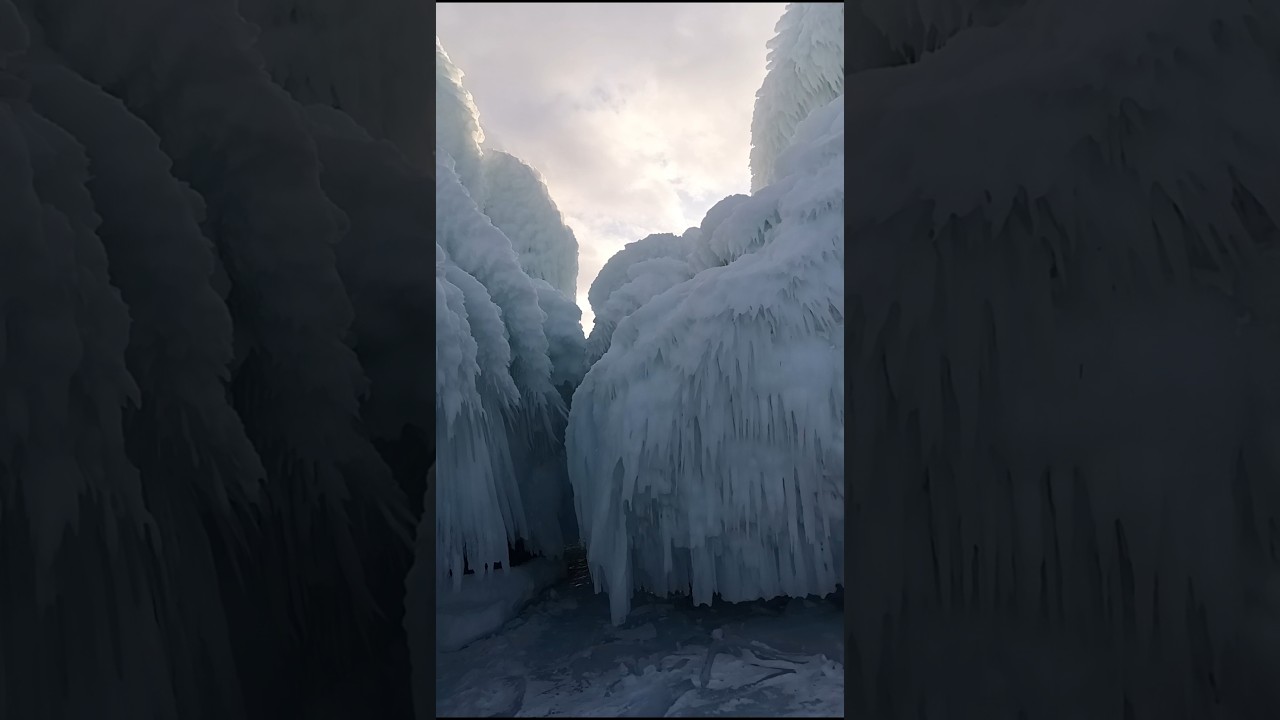 Красивые "сакуи " - натёчный лёд на скалах озеро  Байкал
