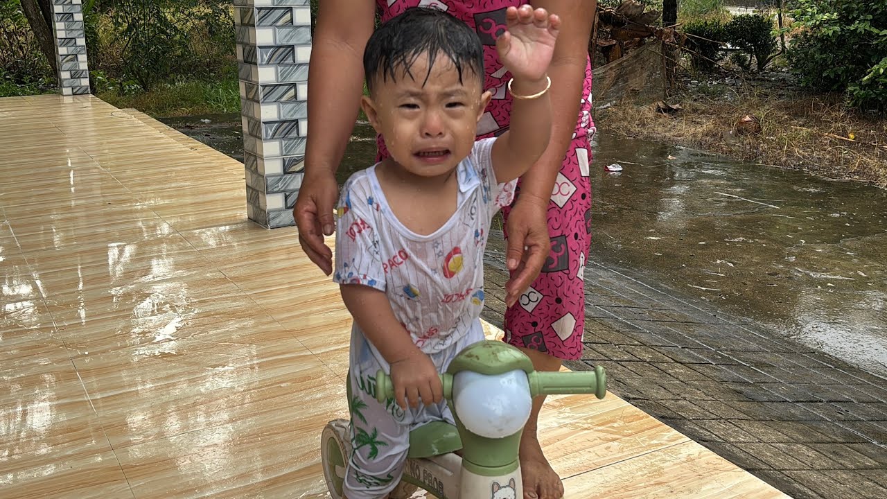 Phở Trốn Mẹ Đi Tắm Mưa Tới Lạnh Rung Luôn Mà Không Chịu Lên #daotuyenvlog 