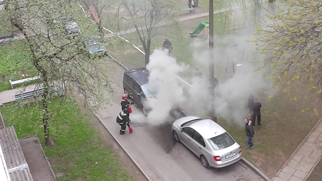 Горит машина во дворе ...28.04.2018 - YouTube