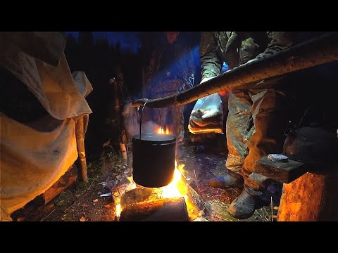 Видео: Сплав. Рыбалка на хариуса. Ночь на берегу таёжной речки. Вечер с УХОЙ у костра с веселой компанией.