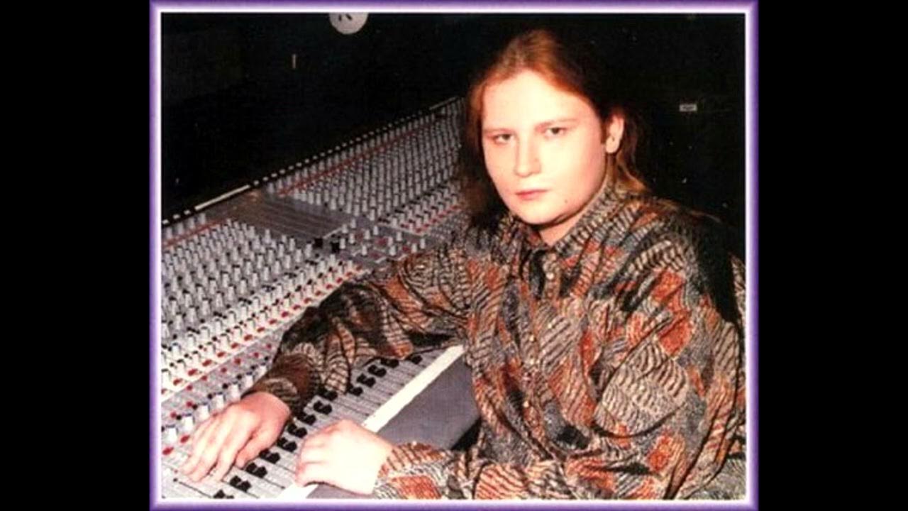 Группа игра неспелая вишня. Группа вишневые. Песня у вишневому саду. Вишенки группа в саду. Группа вишня слушать.