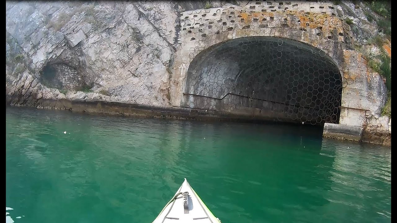 Mit dem Kayak durch den Bunker - Kayaking through the bunker