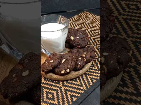 Шоколадное печенье с кокосом и орешками