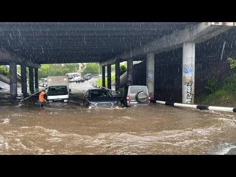 Автобус с людьми утонул во Владивостоке. Адский ливень затопили аэропорт, дороги и парковки