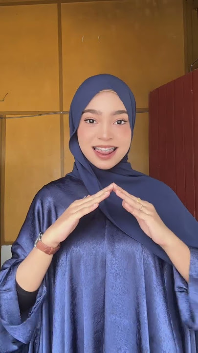 awek melayu baju kurung biru