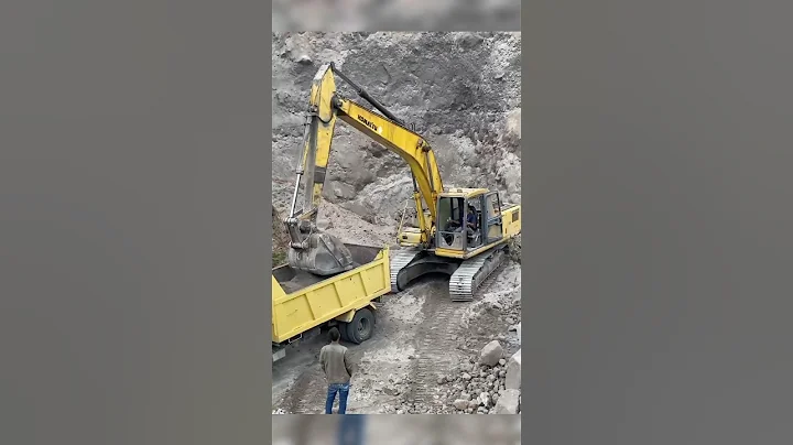 KOMATSU PC200 loading sand to Mitsubishi Truck. #mitsubishi #komatsu #heavyequipment
