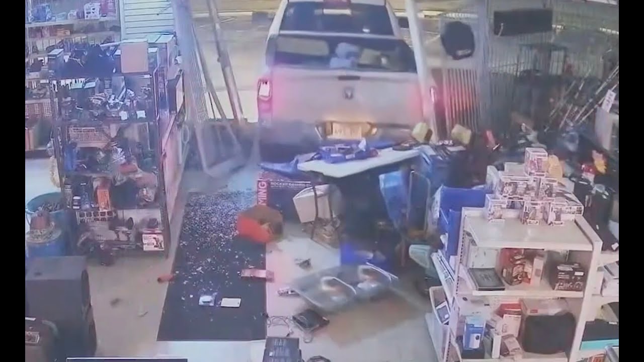 CAUGHT ON CAMERA! PAWNSHOP SMASH AND GRAB - YouTube
