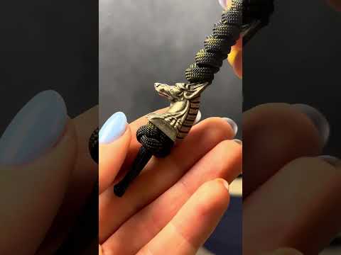 Брелок-оберіг з Анубісом з мельхіору ручного лиття та з паракорду, видео 1