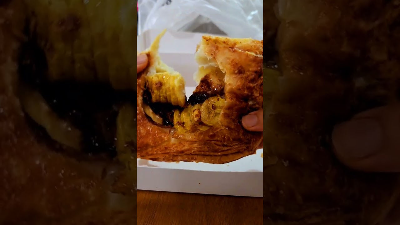 BANANA WITH BERRY JAM CROISSANT 