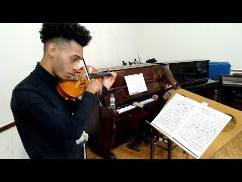 Aluno do Conservatório de Pouso Alegre toca Mozart