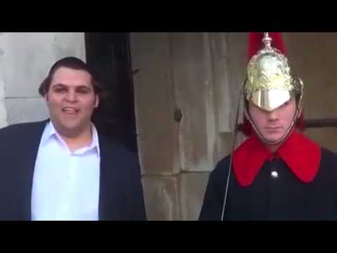 Funny guy makes Royal Guard Laugh at Buckingham Palace