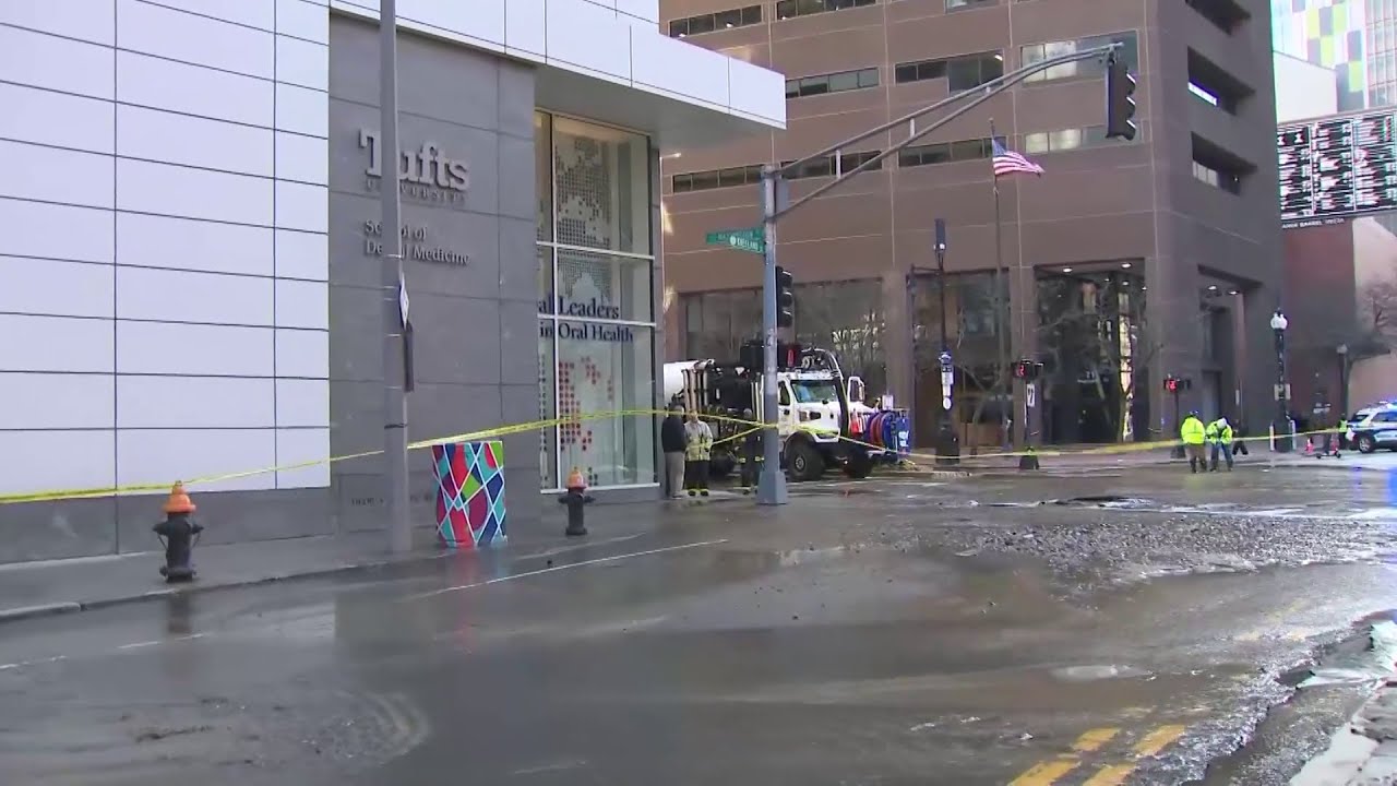Crews working to repair water main break in Downtown Boston - YouTube