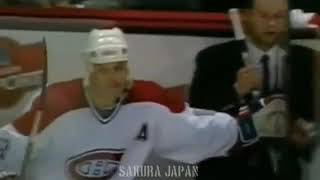 Icehockeyplayer Doug Gilmour shatters penalty box’s glass