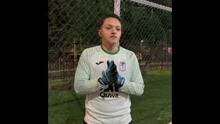 🧤💙 Los guantes de arquero QUWA Basic azules siendo el aliado perfecto para cada partido. ⚽🔥