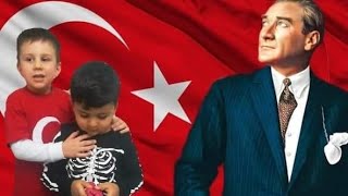 Mete Ve Rüzgar Huri̇yet Bayrzi Kutladi