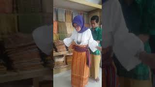 Cara memakai baju adat Lombok NTB