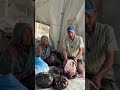 لحظة ملهمة الأخ زيد يلبي مناشدة الحجة الجائعة وي سلم لحمة خضار ومال لحظة ملهمة الأخ زيد يلبي مناشدة الحجة الجائعة وي سلم لحمة خضار ومال