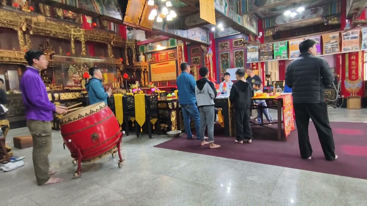 澎湖龍門安良廟舉行王船龍骨開斧大典之廟內請壇，放營