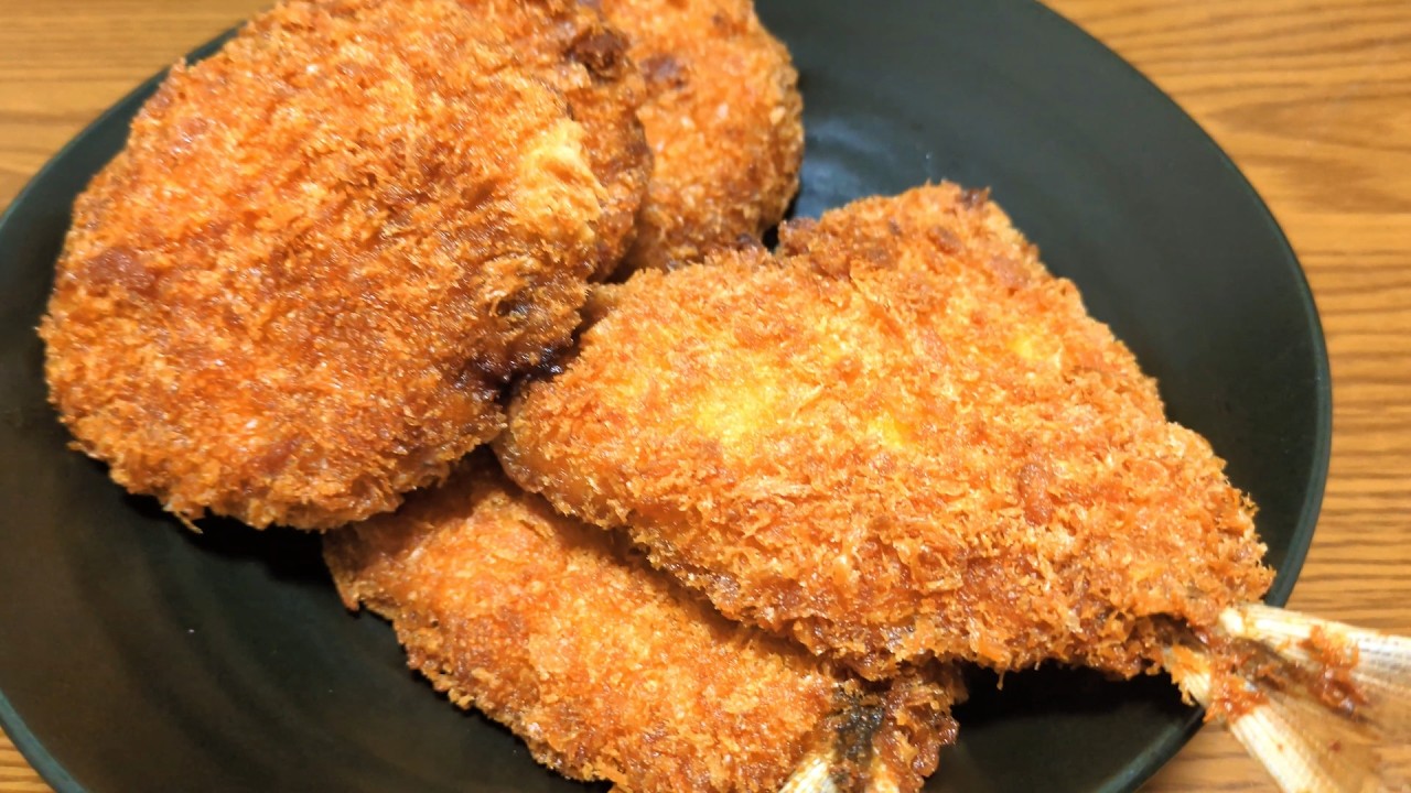 ただ、アジフライとメンチカツを食べる。