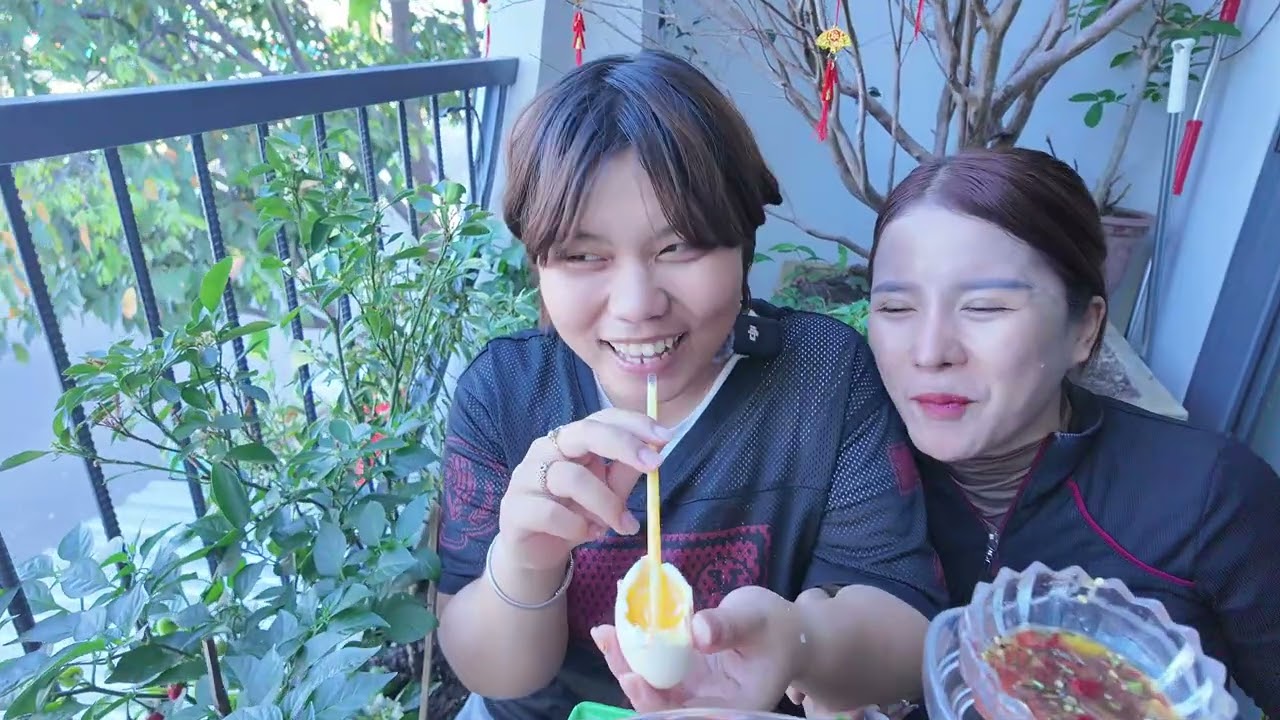 Bất Ngờ Su Tự Đi Chợ Nấu 100 Trứng Gà LACOSTE - Cái Kết Hai Dì Cháu Muốn Gục Tại Bàn 🤣