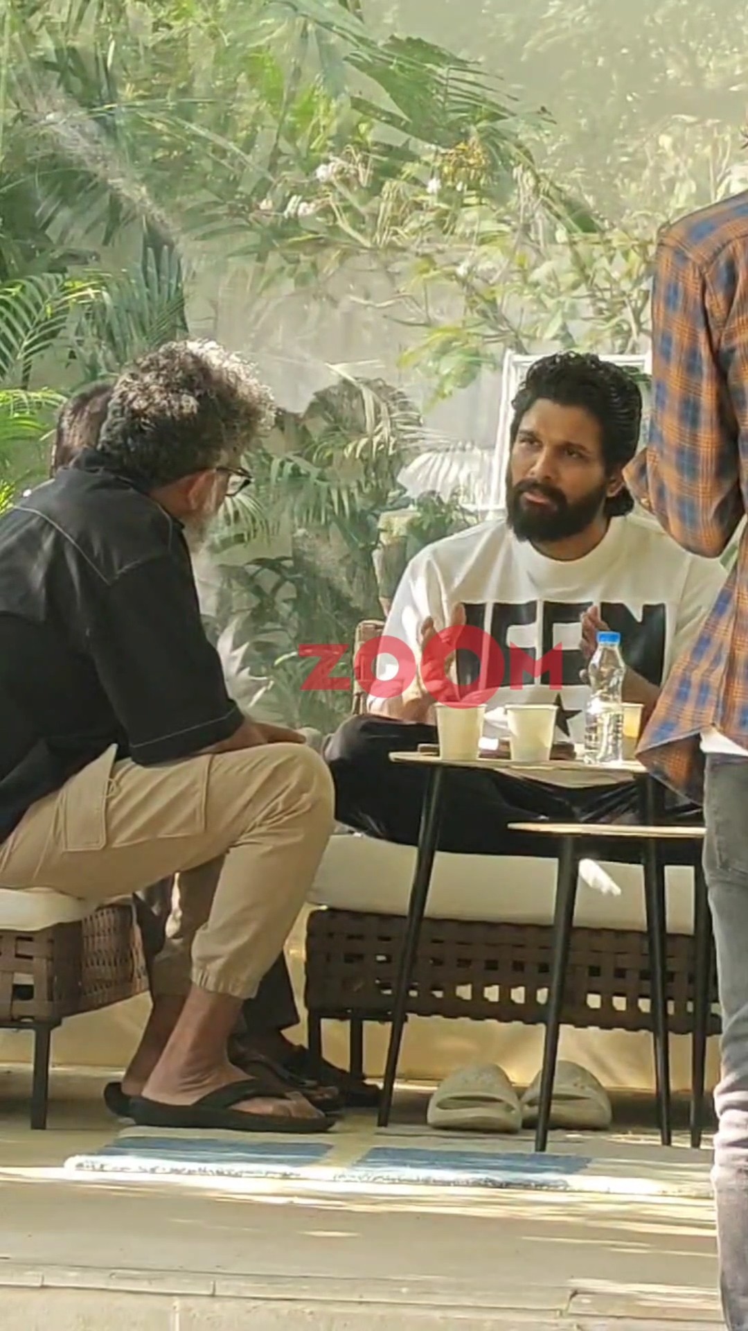 Allu Arjun seen in a DEEP conversation with Pushpa 2's director post getting bail #shorts