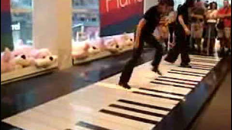 FAO Schwartz big Piano dv