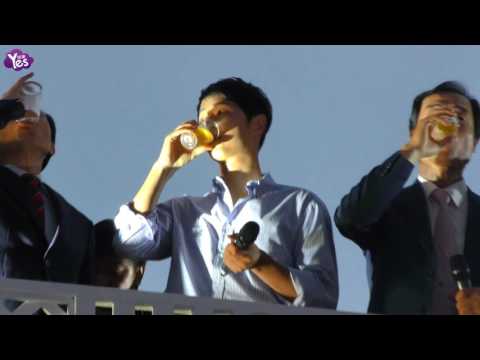 【4年前】宋仲基與千人乾杯 現身啤酒節擠爆街頭