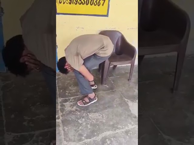 मुरादाबाद में बिजली विभाग केअधिकारी ने कर्मचारी को बनाया मुर्गा वीडियो वायरलपुष्टि नहीं