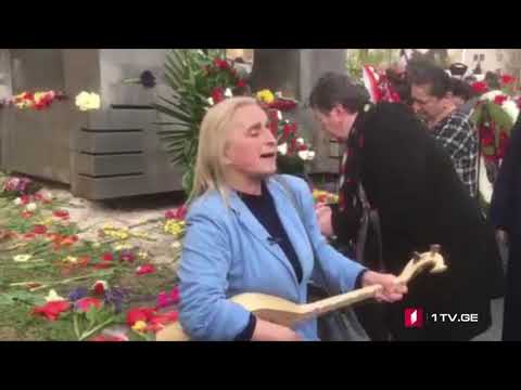 ლელა ვეფხვაძის სიმღერა 9 აპრილის მემორიალთან