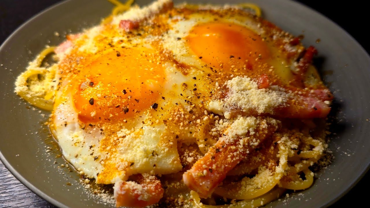 まかないベーコンエッグパスタのレシピ（料理研究家リュウジさんの動画）