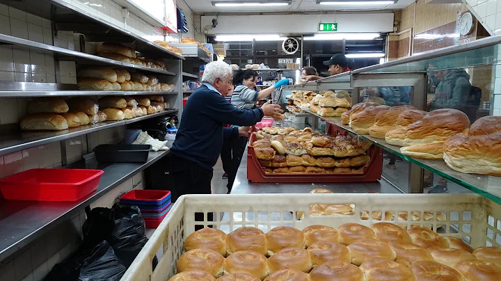 Master Bakers making 100's of bagels at World Famo...