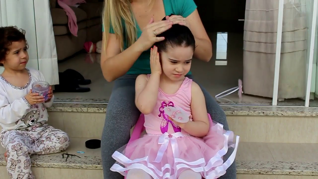 Arrumando minha filha para sua festinha na escola
