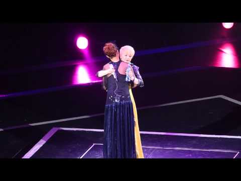 陳慧嫻30週年演唱會吻謝容祖兒