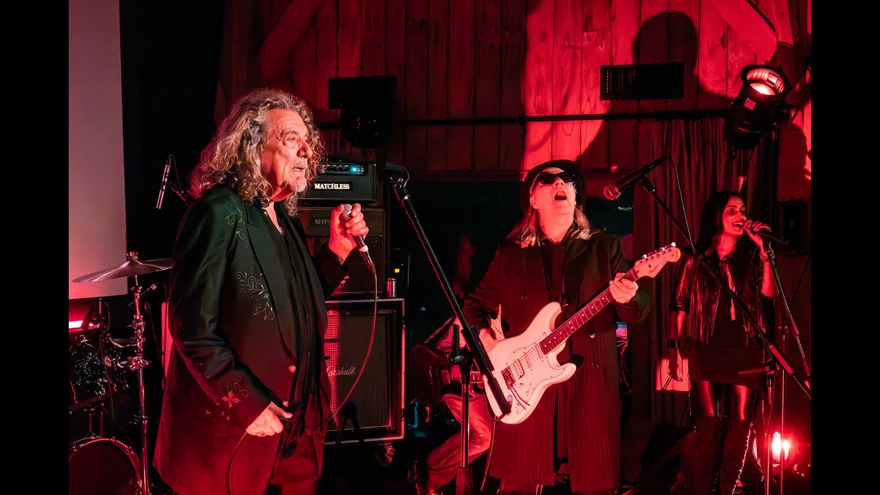 Robert Plant Performs Led Zeppelin's 'Stairway to Heaven' Live for