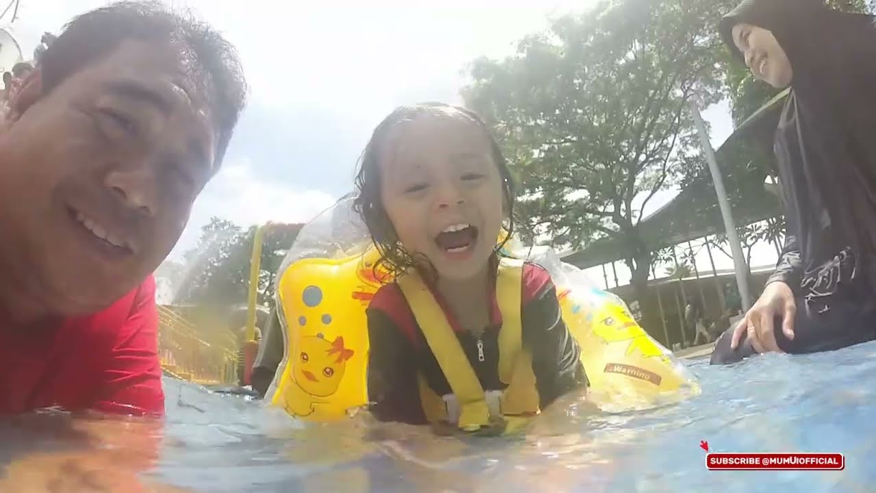 Main perosotan air, main ombak, dan berenang di waterpark terbesar di Bekasi