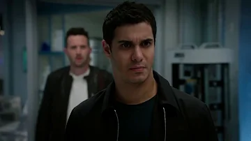 Elyes in Scorpion....