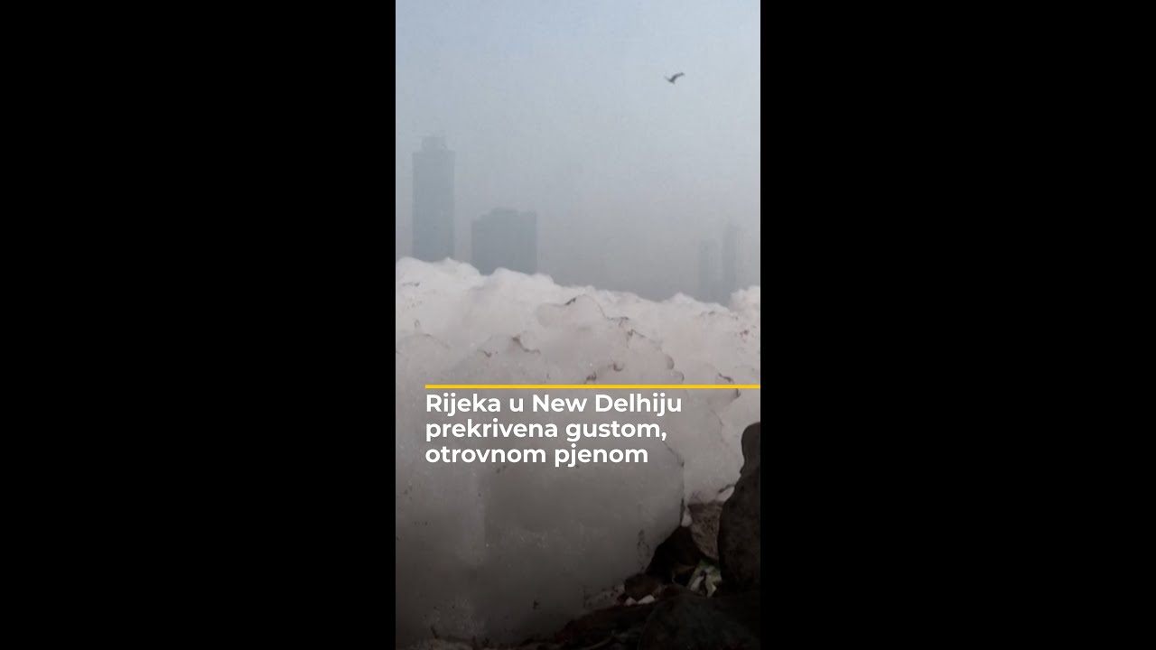 نهر نيودلهي مغطى برغوة سميكة سامة