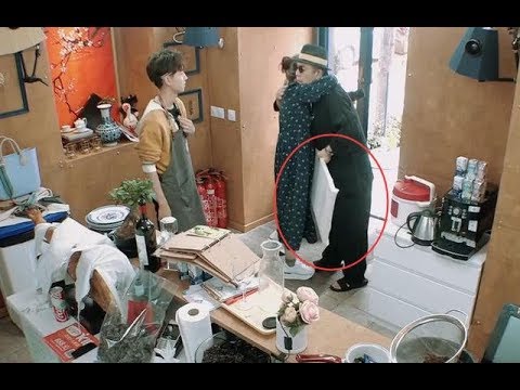 《中餐厅》皇阿玛张铁林驾到，带来一件神秘礼物，网友：好霸气！