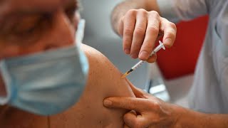 Covid-19 : en France, la campagne de rappel vaccinal lancée dès septembre pour les plus de 65 ans