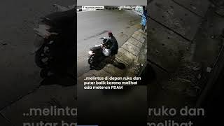 Maling Bertopi Merah Gasak Meteran PDAM di Jalan Kalianyar