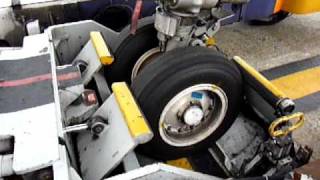 AIRBUS A321 Pushback with Towbarless Tractor