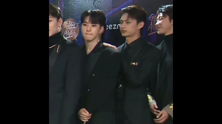 Jun clinging to hoshi 😄 #hoshi #jun #seventeen #carat #shorts #tiktok #kpop #svt