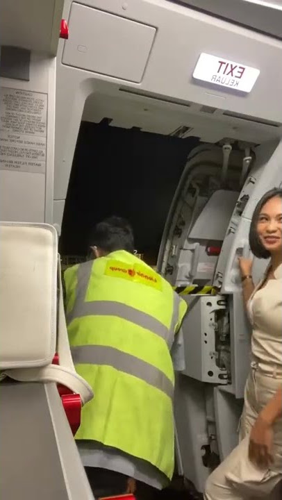 Pramugari Cantik Super Air Jet Terbang Malam Hari