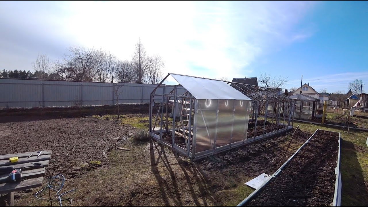 МОНТАЖ ПОЛИКАРБОНАТА НА ТЕПЛИЦУ. ПЕРВЫЕ ПОСАДКИ. САЖАЕМ РЕДИС - YouTube