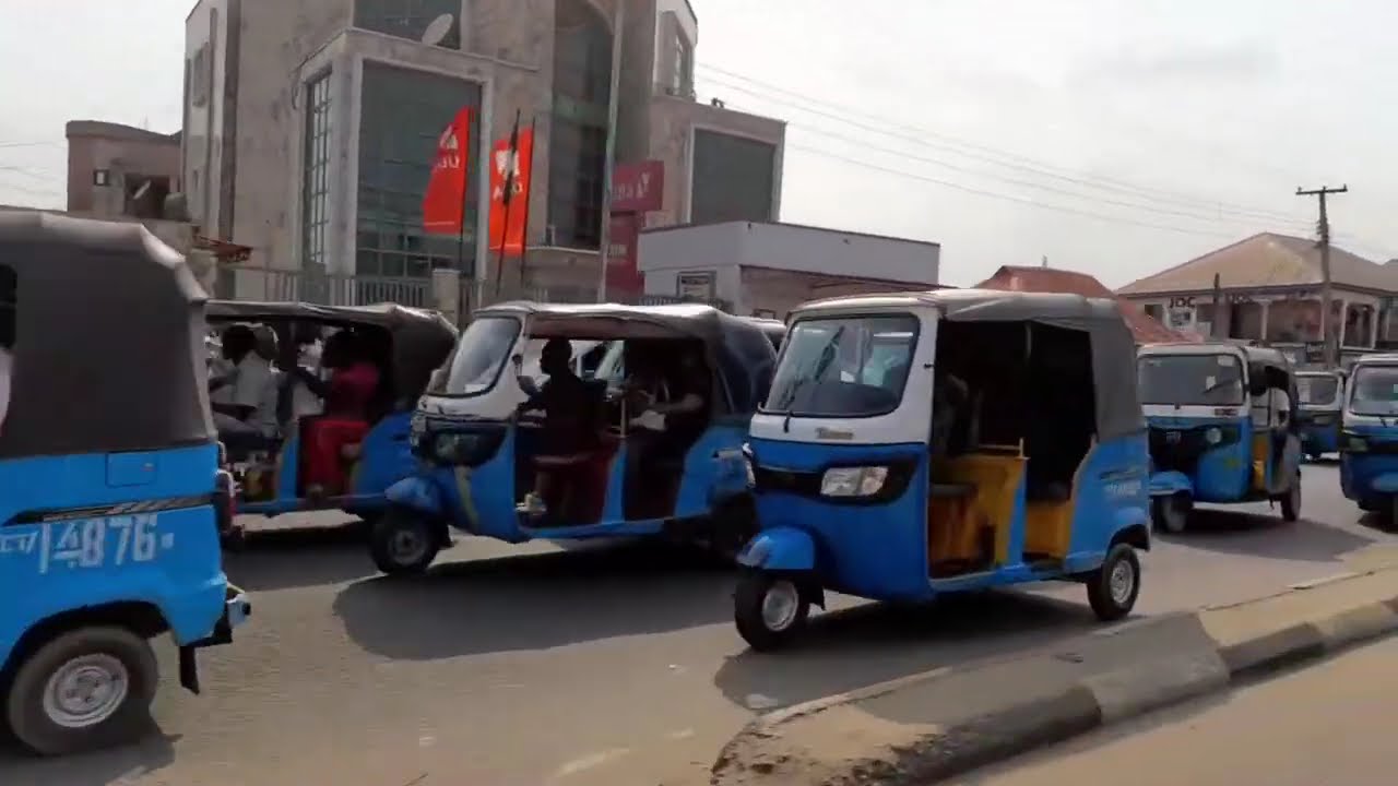 What asaba inside town looks like/ what people are going through to withdraw their money from banks.