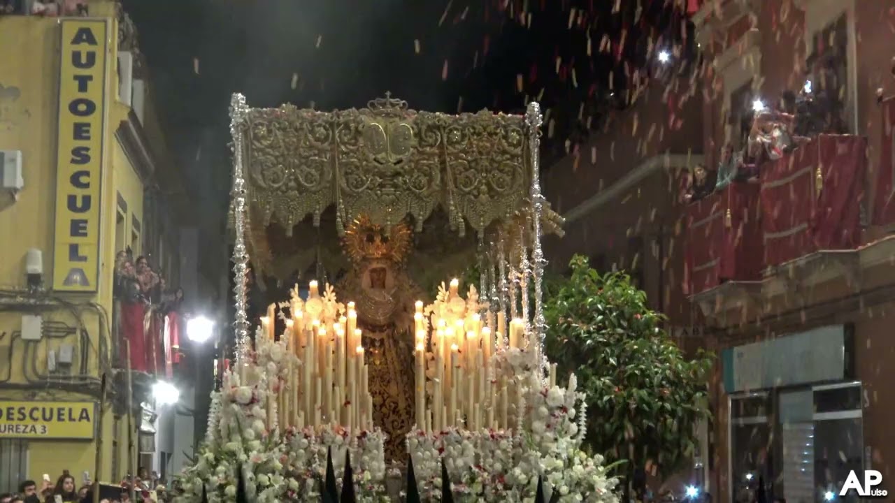 IMPRESIONANTE petalá a la Esperanza de Triana en el Altozano con MI AMARGURA | Semana Santa 2022