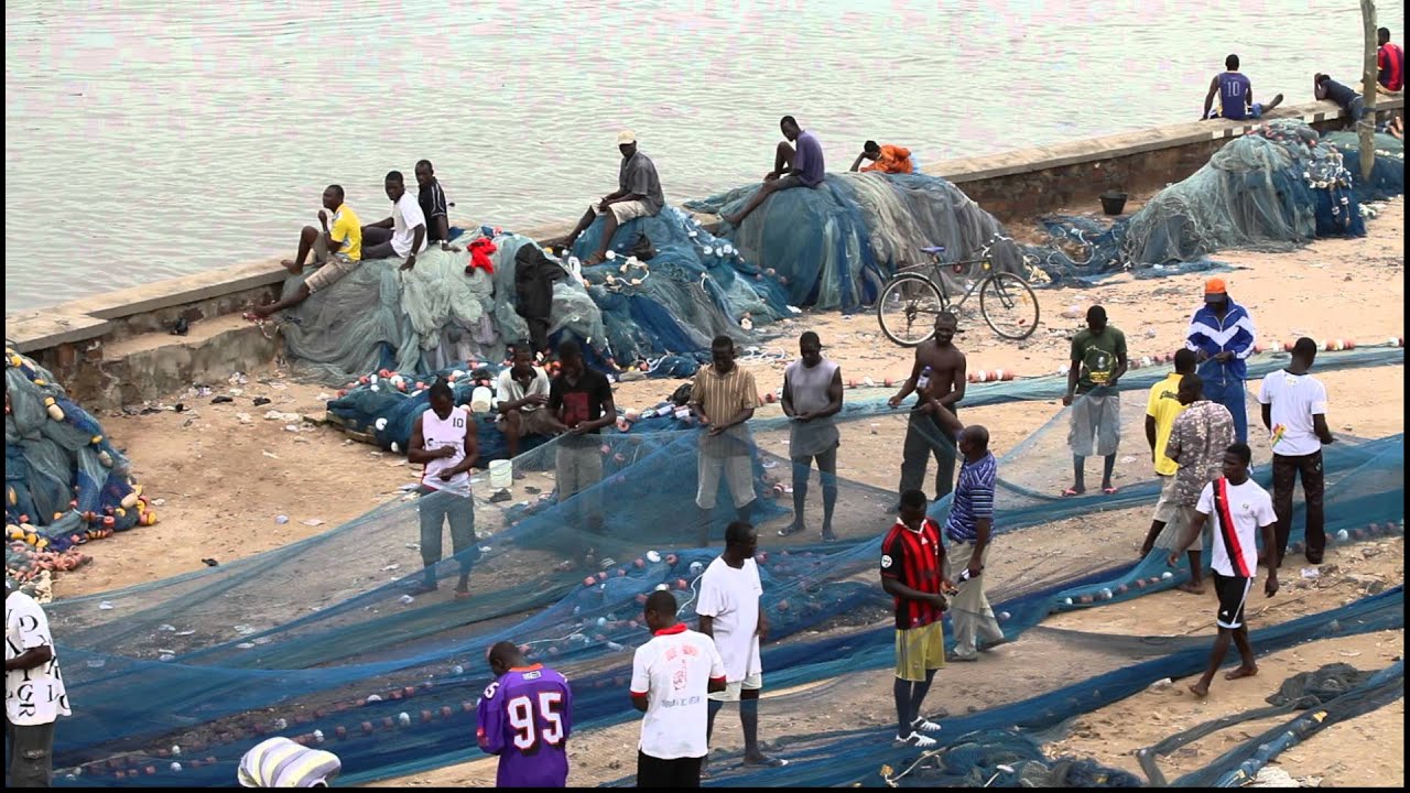 Fishermen fixing fishnet, Cape Coast, GHANA - YouTube