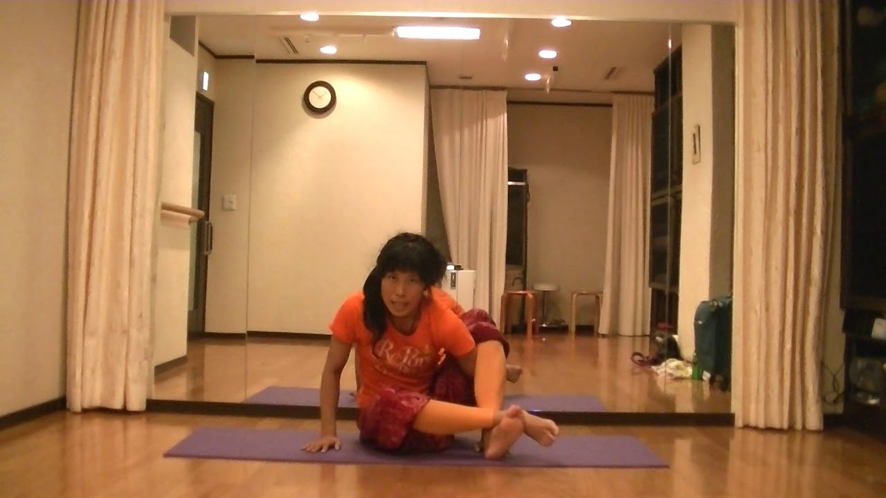 パワーヨガ 片足を担ぐポーズ 八曲がりのポーズ ヨガライフ東京